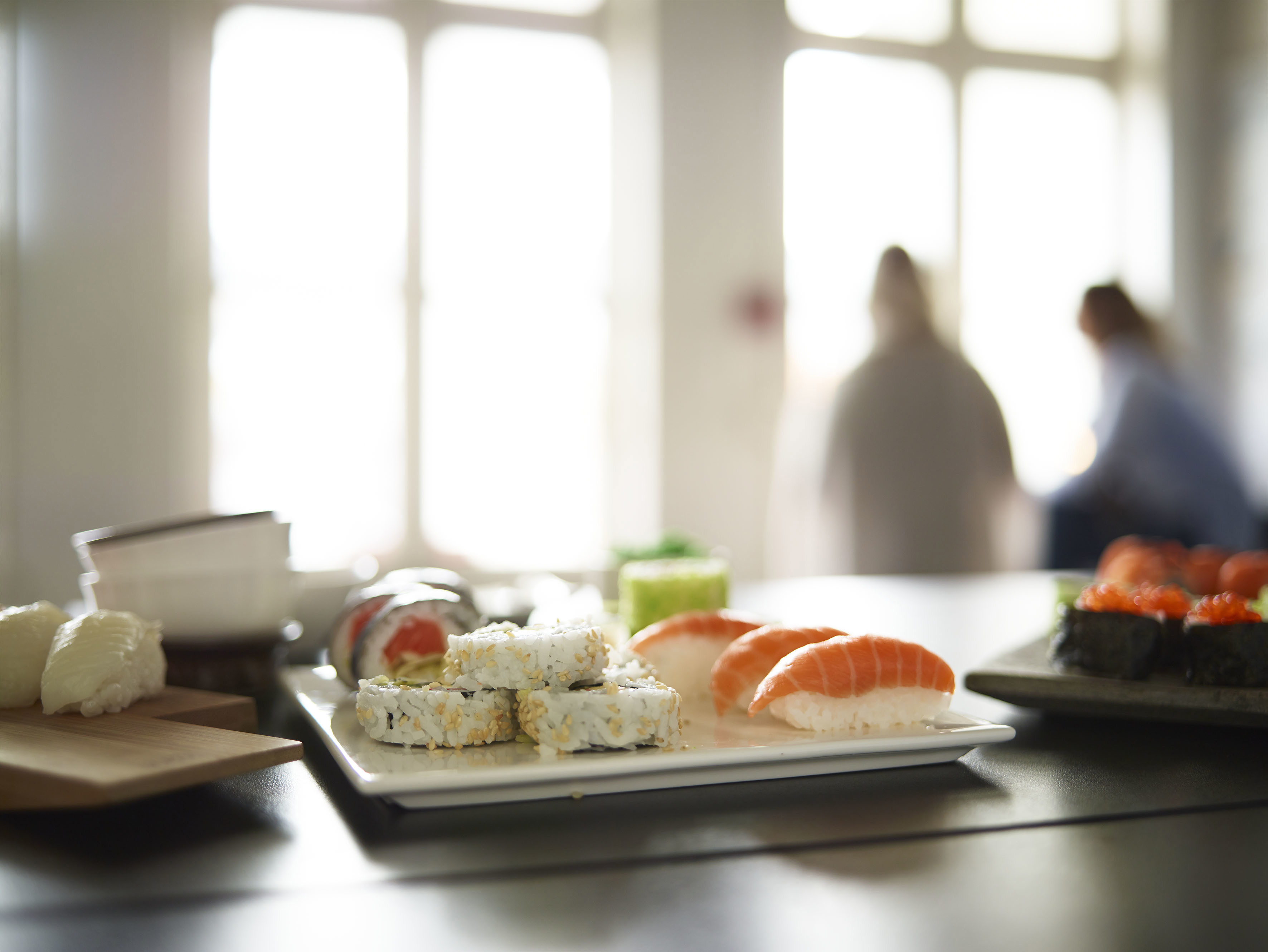 Fat med sushi varianter på bord