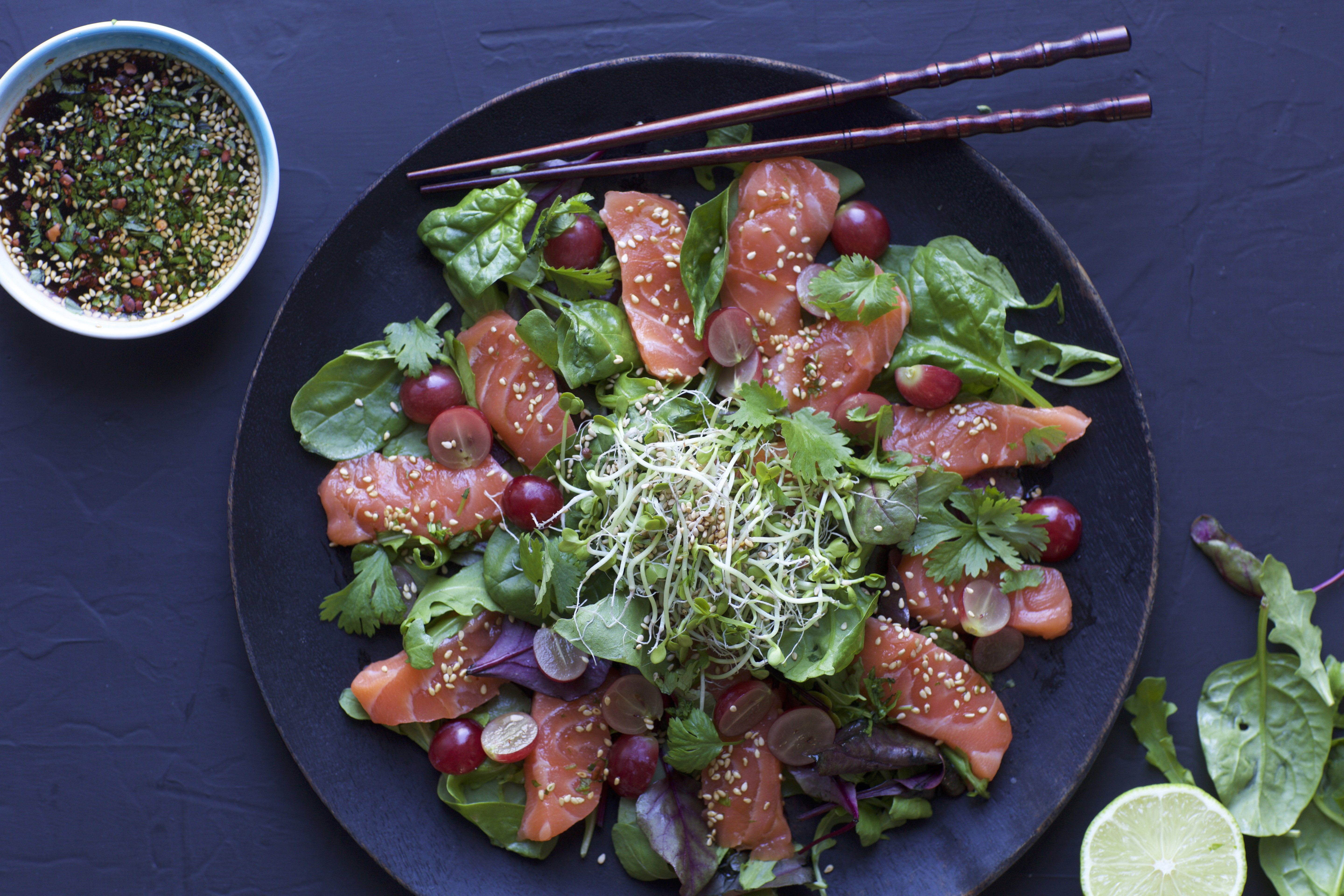 Asiatisk salat med sashimi og ingefærdressing