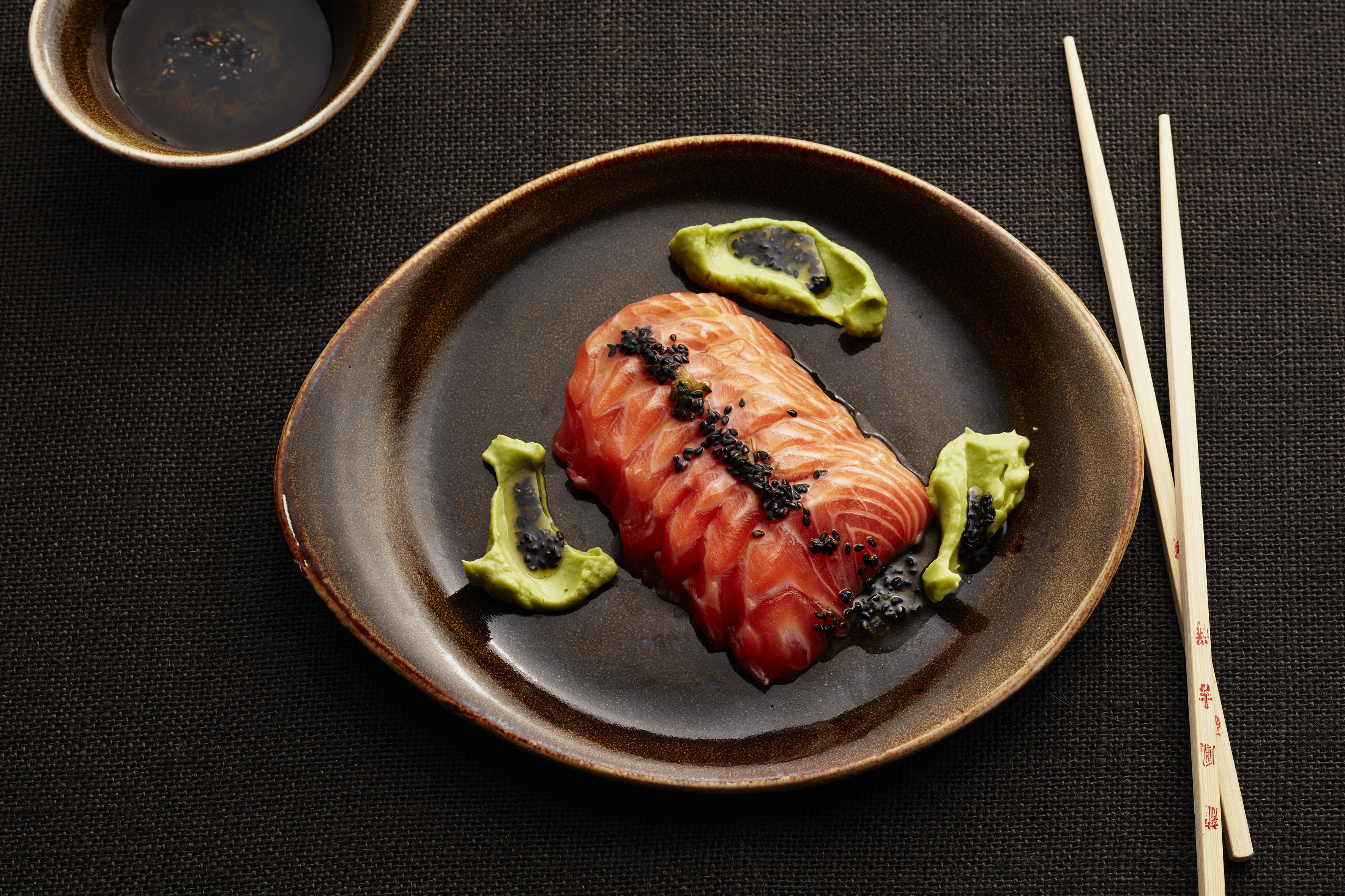 Laksesashimi med avokado- og wasabikrem