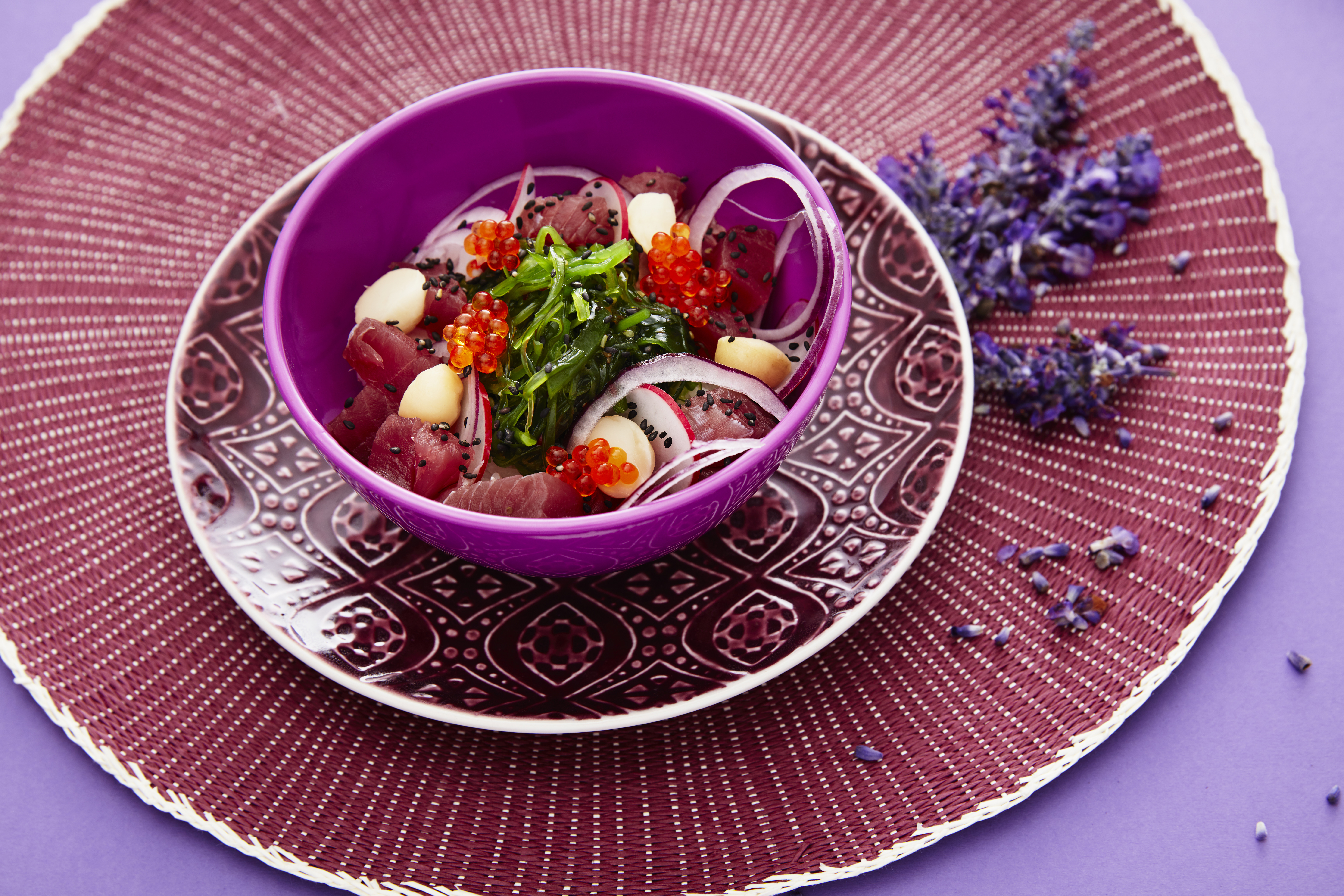 Poké bowl med tunfisk, rødløk og rogn