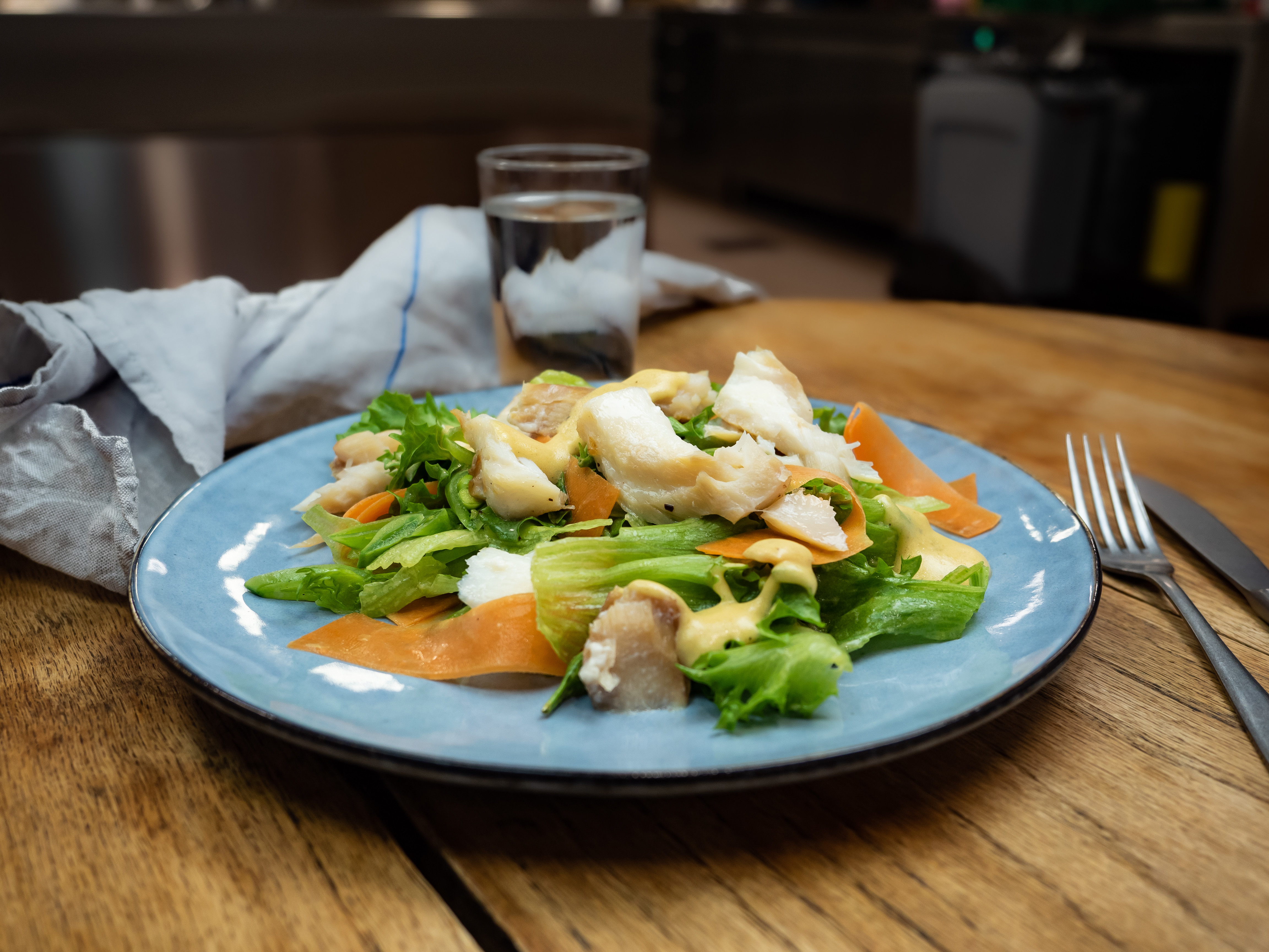 Salat med røkt torsk og sennepsvinaigrette