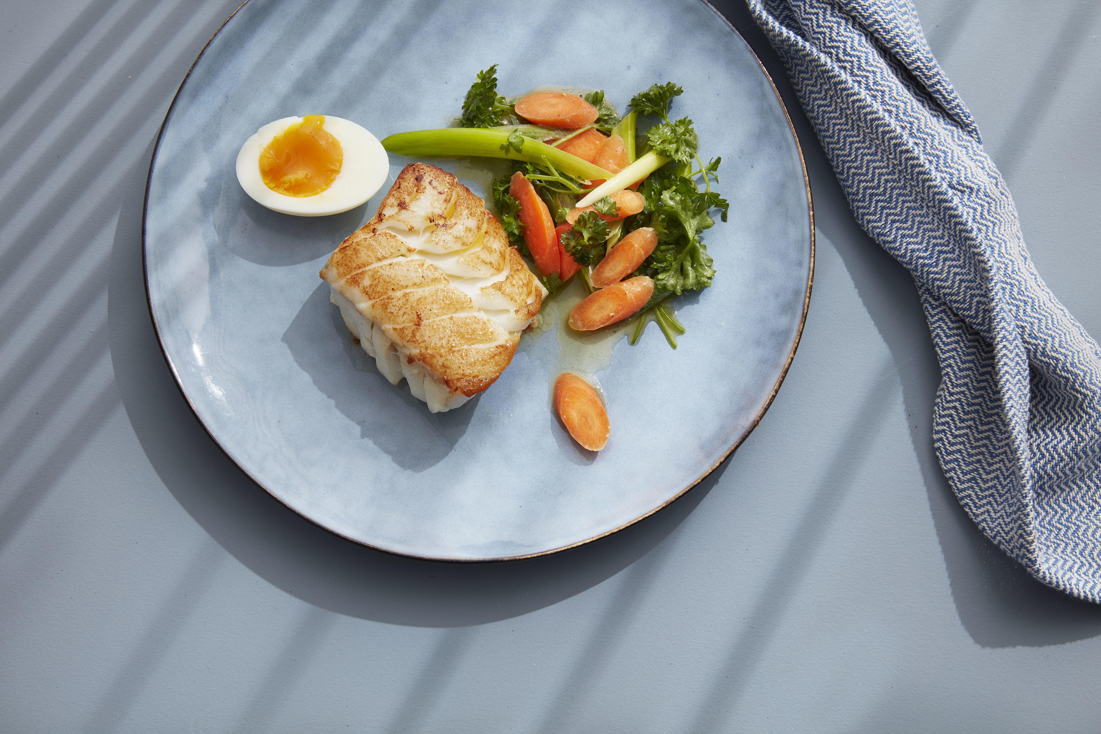 Stekt torsk med sitronmarinerte grønnsaker og bløtkokt egg